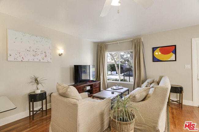 Building Photo - 838 N Sycamore Ave