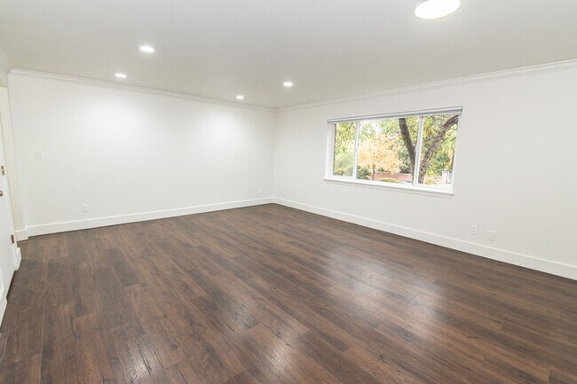 Building Photo - Stylish City Retreat on Iconic South Templ...