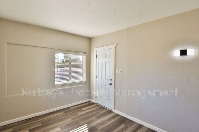 Building Photo - 102 E Hatcher Rd