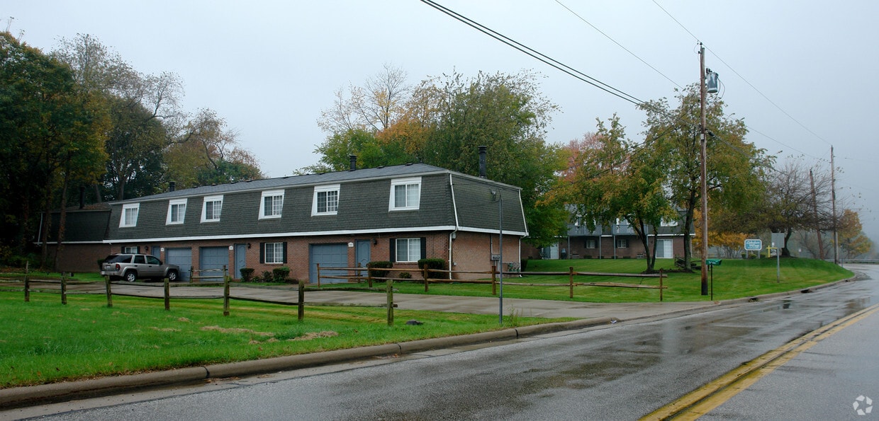 Primary Photo - 552-579 Saunders Ave