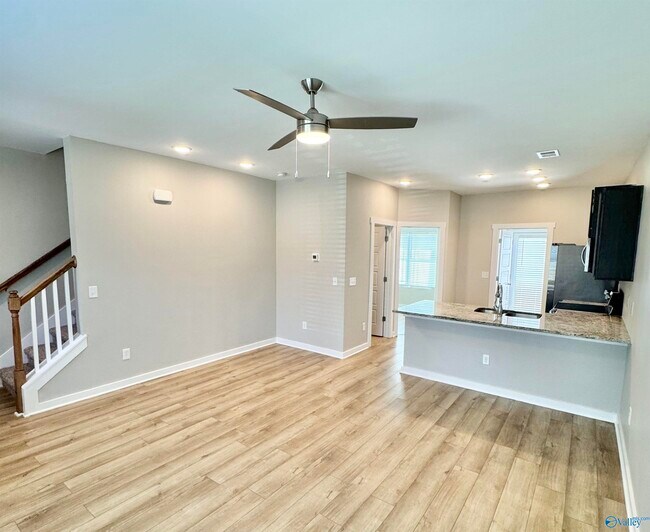 Building Photo - 422 Falls Pointe