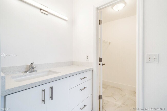 Building Photo - 2 br, 2 bath Condo - 1250 S Nob Hill Rd
