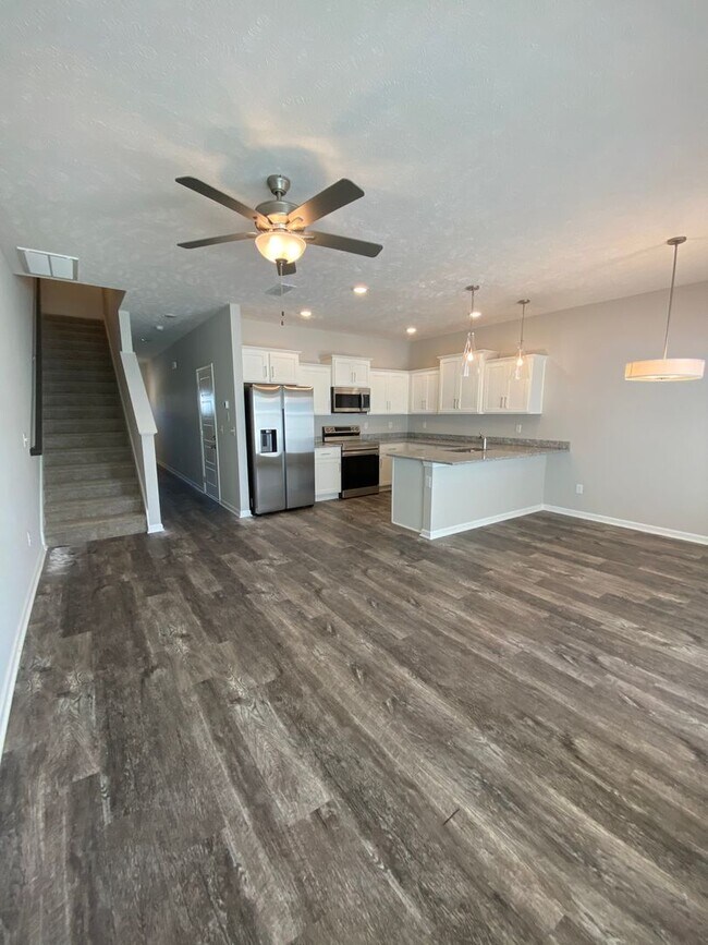 Foto del edificio - Like New Luxury Townhome! 3 BR, 2.5 BA, 1 Car Garage, Pool, Dog Park, and More!
