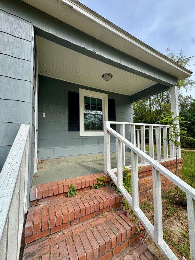 Building Photo - Unit A – Front Home