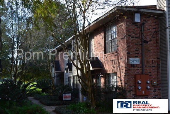 Building Photo - 2811 S Roth Ave