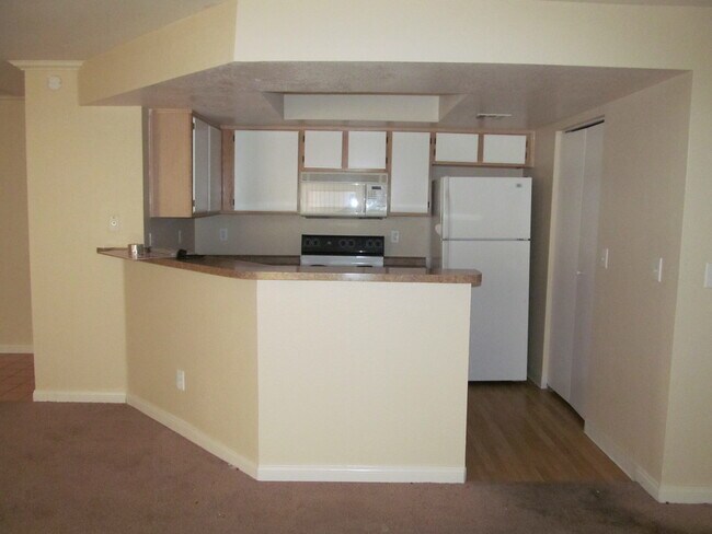 Foto del edificio - 2 BED 2 BATH DOWNSTAIRS APARTMENT  FOR REN...