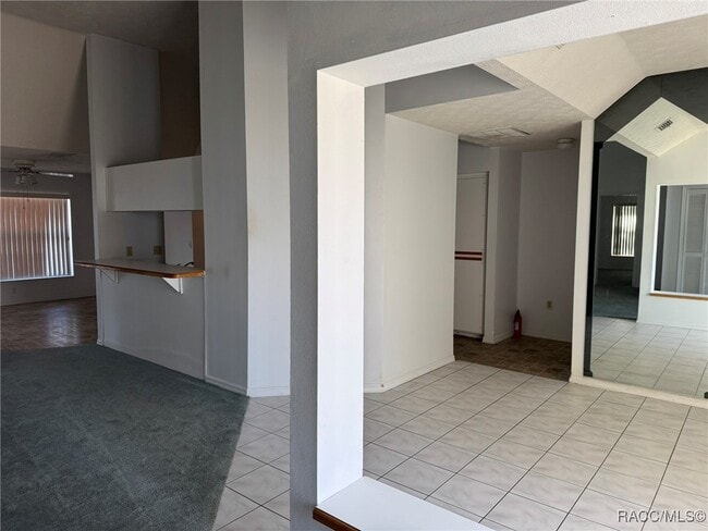 Building Photo - 1050 S Crystal Glen Dr