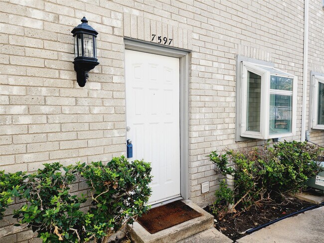 Foto del edificio - 7597 Cambridge St