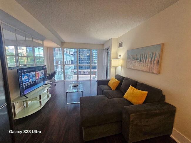 Photo du bâtiment - 1 Blue Jays Way