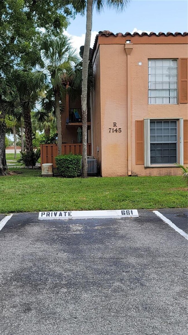 Foto del edificio - 7145 Miami Lakes Dr