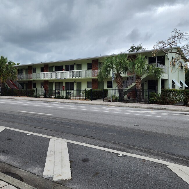 Foto del edificio - 220 Lucerne Ave