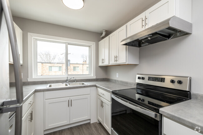 2BR, 1BA - 850SF - Kitchen - 517 28th Ave N