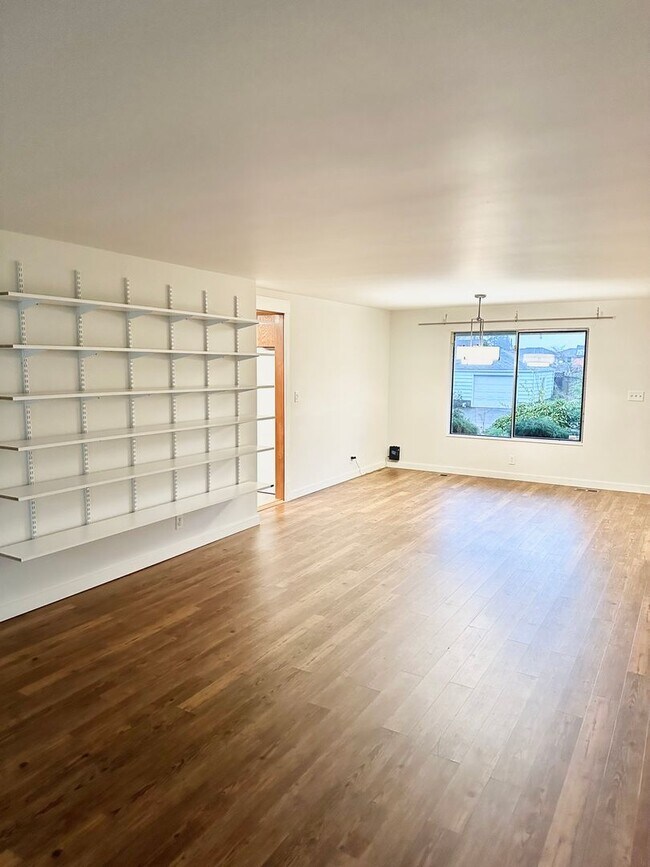 Building Photo - New Listing! Large Rambler in South Seattle!