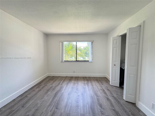 Foto del edificio - 16215 Saddle Club Rd