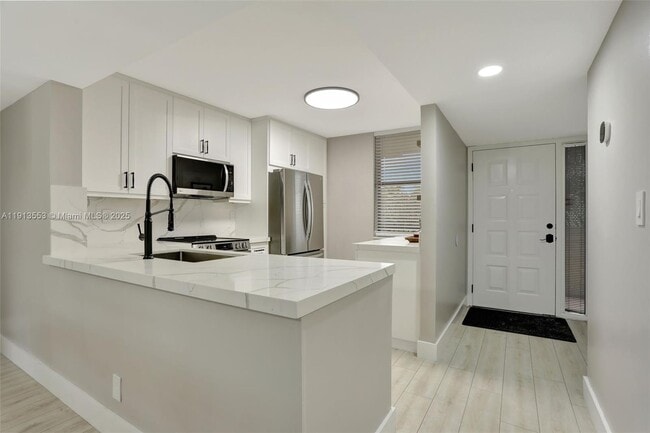 Foto del edificio - 2660 Carambola Cir N