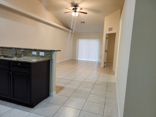 Foto del edificio - Nice, Clean 3 Bedroom, 2 Bathroom Duplex w...