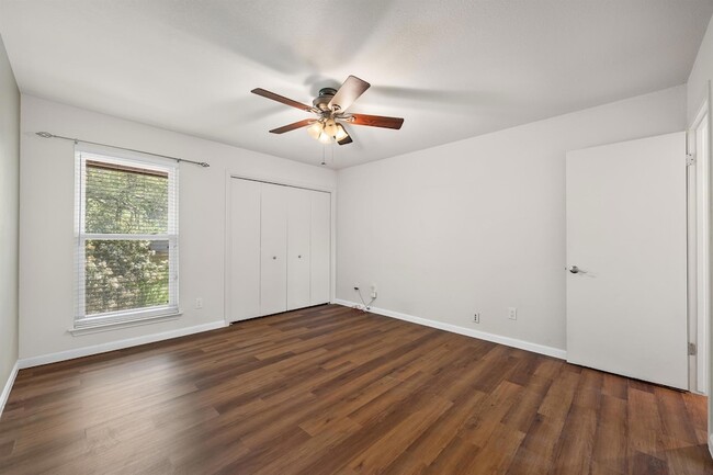 Foto del edificio - 8113 Baywood Dr