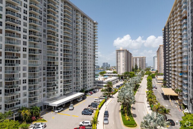 Building Photo - Winston Towers 300