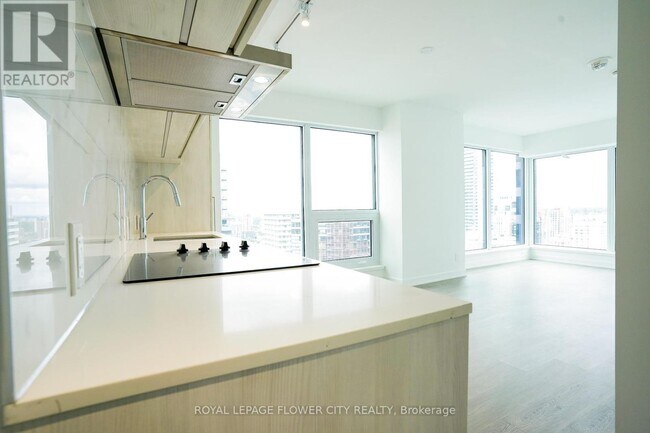 Photo du bâtiment - 8-3908 Wellesley St W