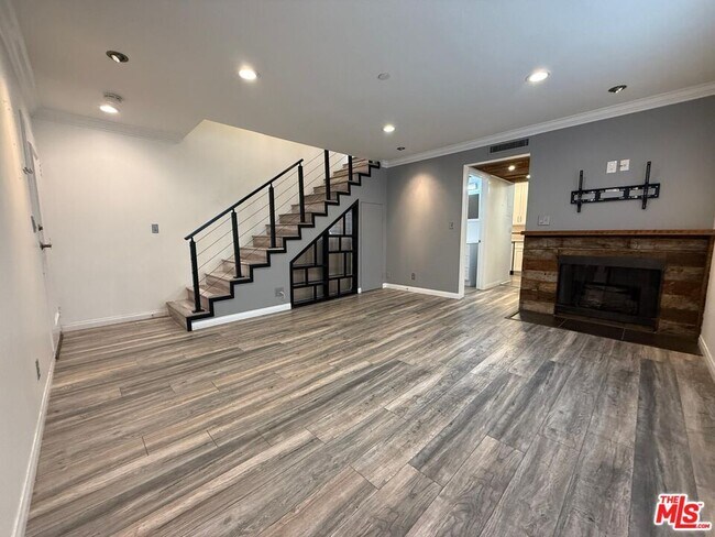 Foto del edificio - 1043 Thompson Ave