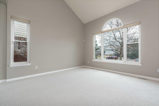 Building Photo - 14925 E Lake Pl