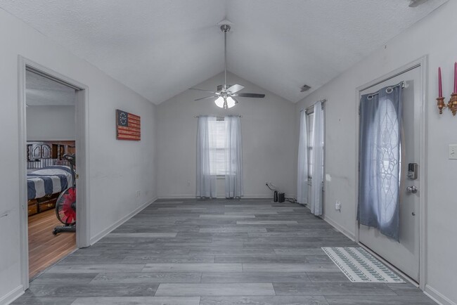 Building Photo - 3 bed 1 bath with huge backyard