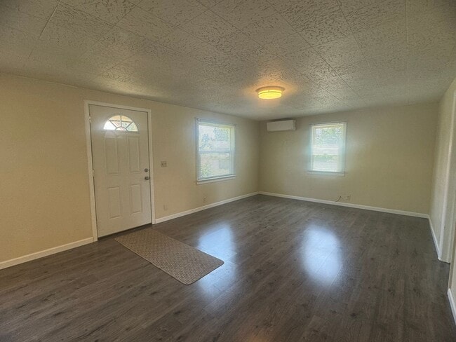 Building Photo - 3-Bedroom, 1-Bath Home In The Cal Young Ar...
