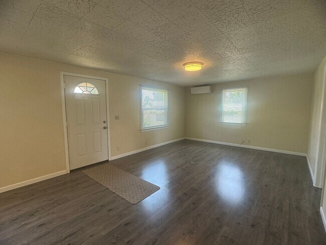 Foto del edificio - 3-Bedroom, 1-Bath Home In The Cal Young Ar...