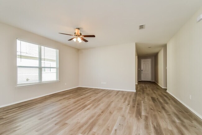 Foto del edificio - 9152 Blackstone Dr