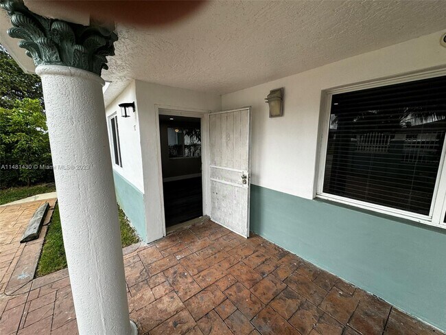 Building Photo - 4206 SW 28th St
