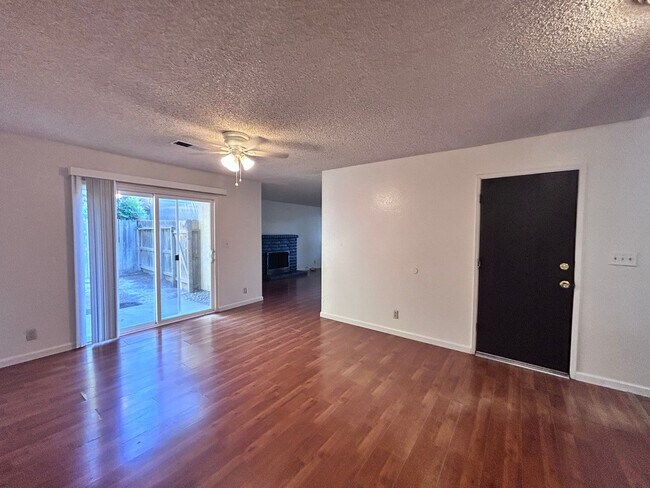 Foto del edificio - 955-957 Woodshire Way