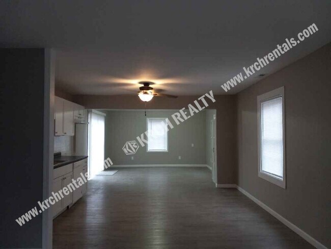 Foto del edificio - Nice 3-Bed 1-Bath Home with Fenced Yard