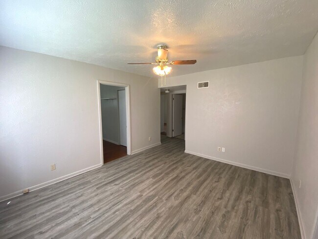 Building Photo - 3 Bedroom, 2 Bath Home, Available Now!