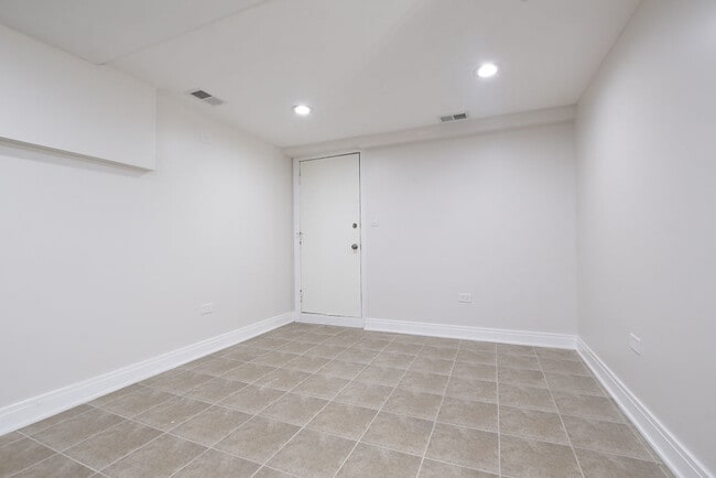 Building Photo - 4248 N Damen Ave