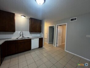 Building Photo - 905 Simpson Rd