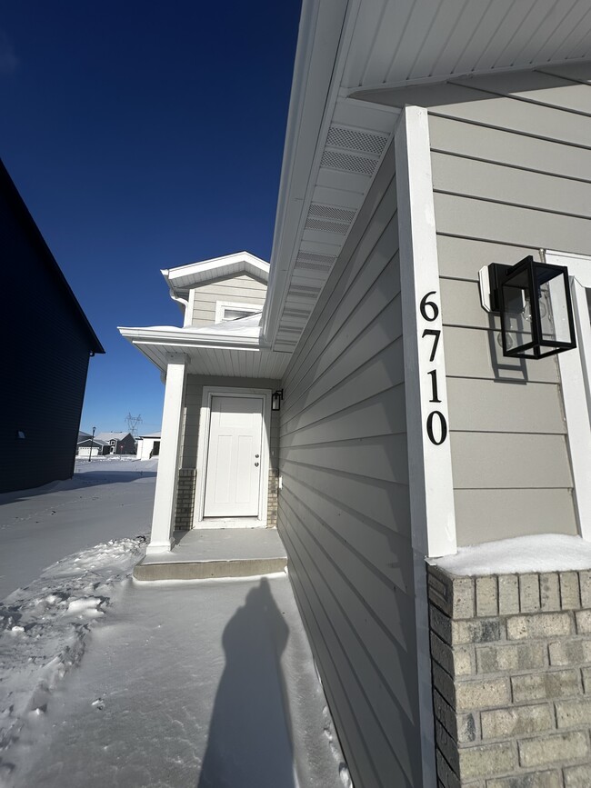 Building Photo - 6710 Meadow View Dr S