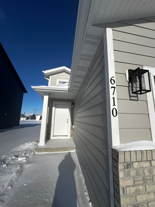 Foto del edificio - 6710 Meadow View Dr S