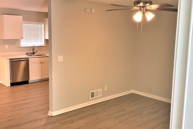 Building Photo - 1242 S Indian Creek Dr