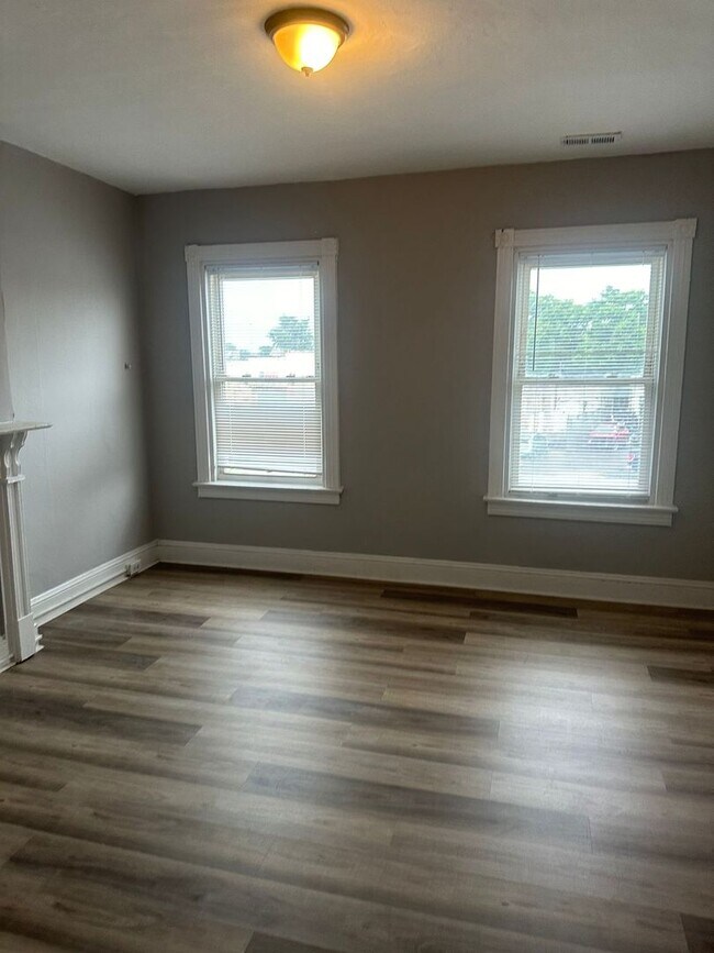 Building Photo - Three Bedroom One Bathroom Ready For ASAP ...