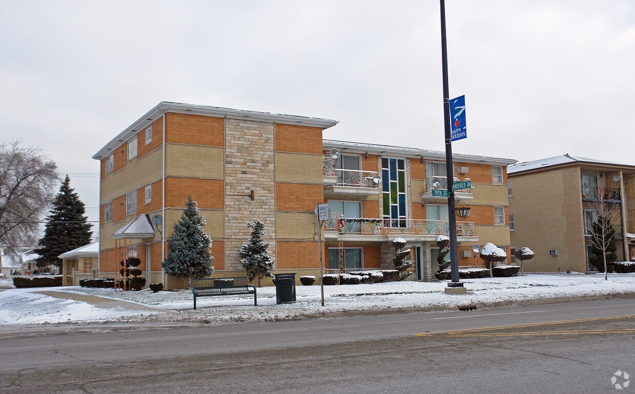 Foto principal - 5848-5850 W 79th St
