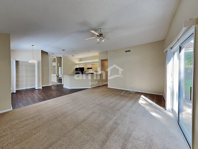 Foto del edificio - 1851 Burgess Hill Dr E