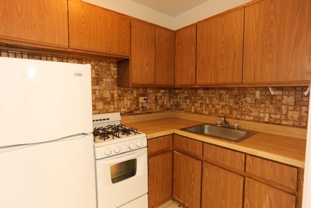 Foto del edificio - 744 W Belmont Ave