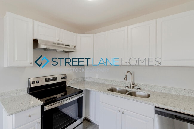 Building Photo - NOW OFFERING $250 OFF THE FIRST FULL MONTH...