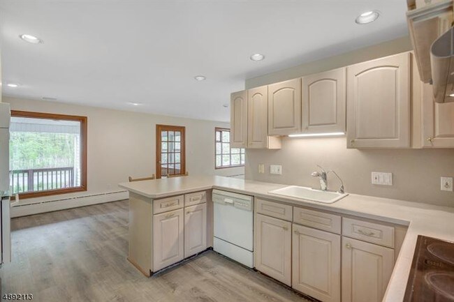Building Photo - 596 White Oak Ridge Rd