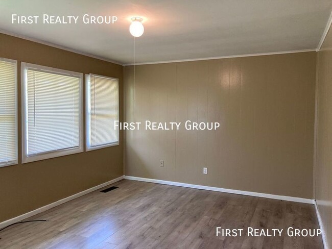 Building Photo - 3 Bedroom, 1 Bath Ranch Single Family home...