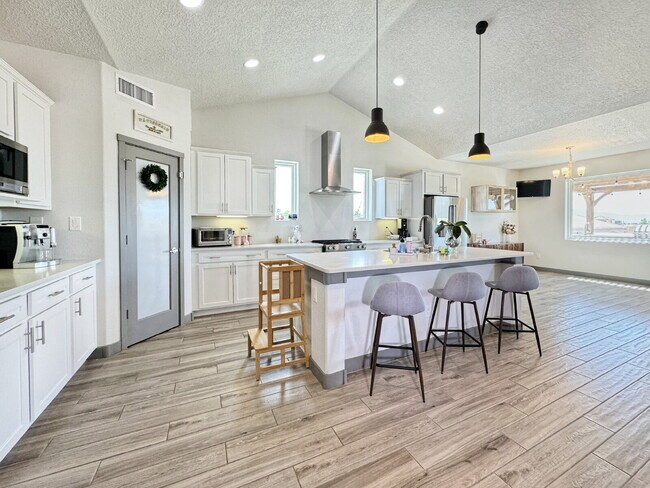 Foto del edificio - Custom built, luxurious home in central Ri...