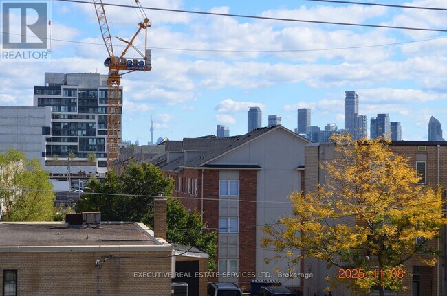 Building Photo - 1007 The Queensway
