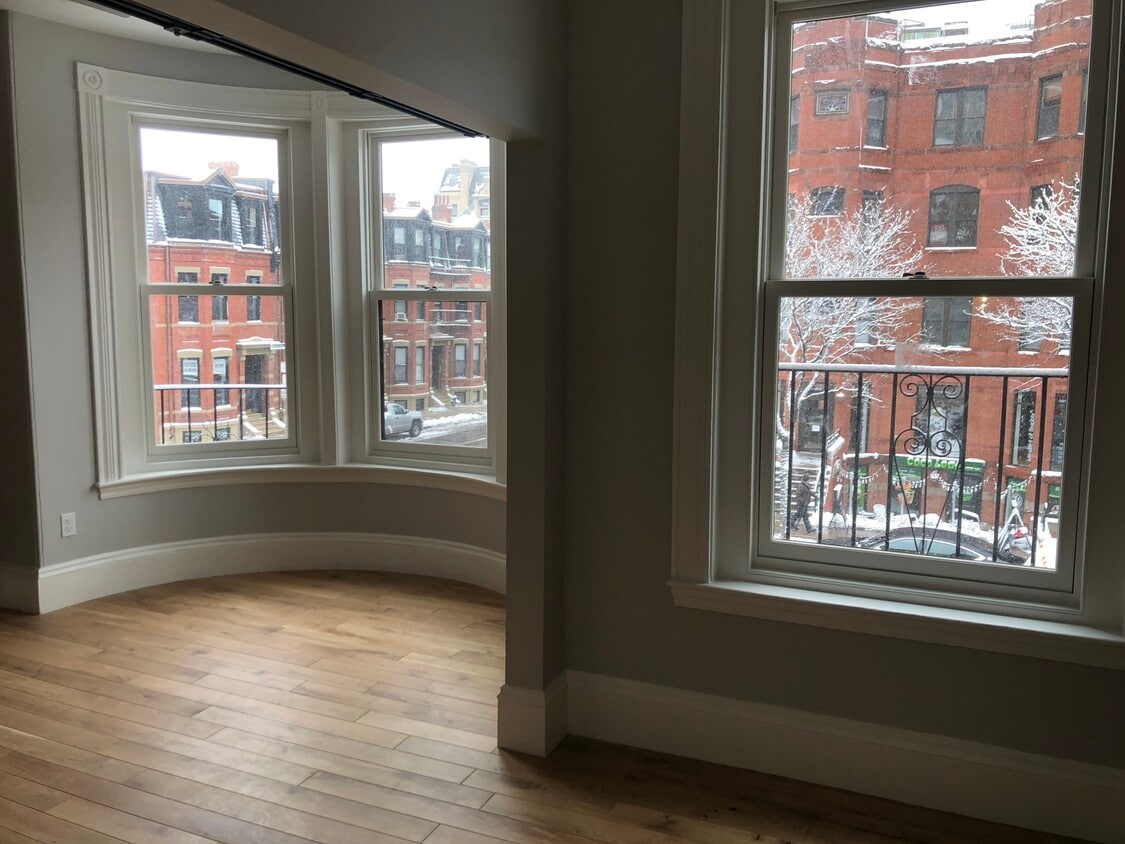 Building Photo - 320 Newbury St