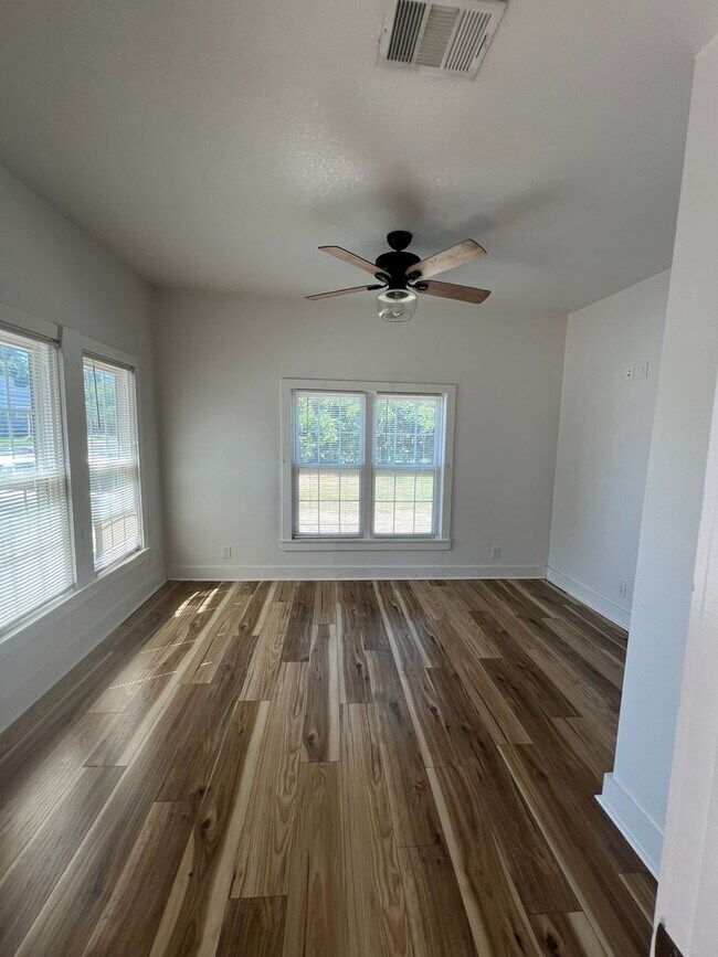 Building Photo - Cute 2/2 Duplex