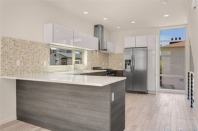 Building Photo - Modern and Stylish Home in Alki Beach Neig...
